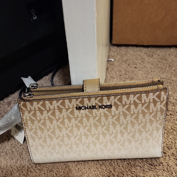 Michael Kors Tan and Cream Wallet - Picture 1 of 5